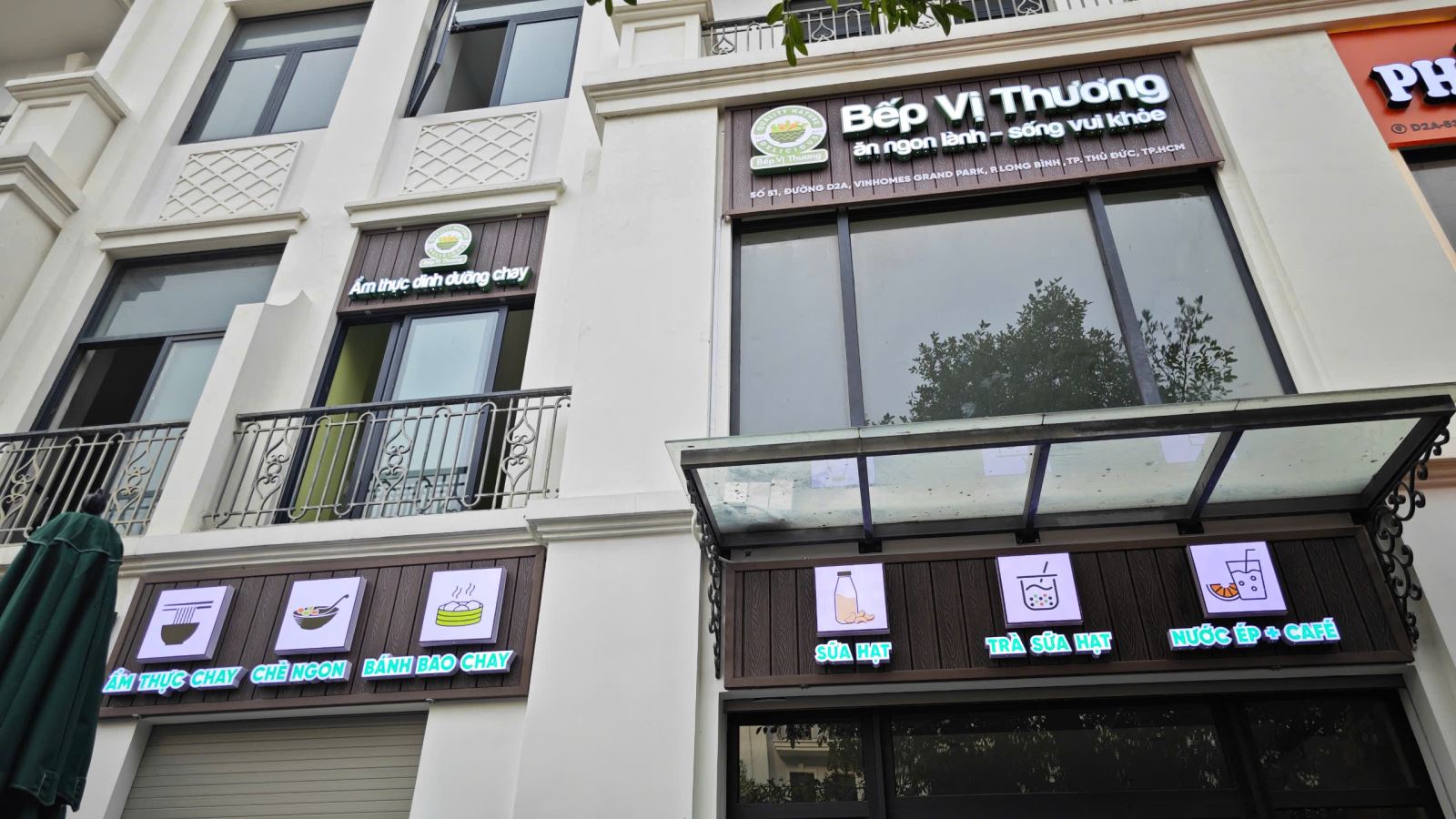 bảng hiệu lam nhựa giả gỗ 