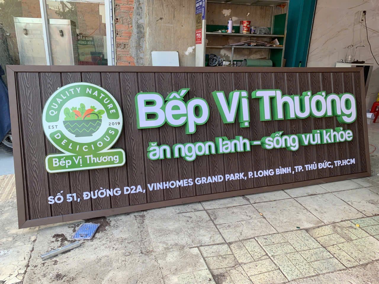 Thi công bảng hiệu lam nhựa giả gỗ đẹp nhất tphcm