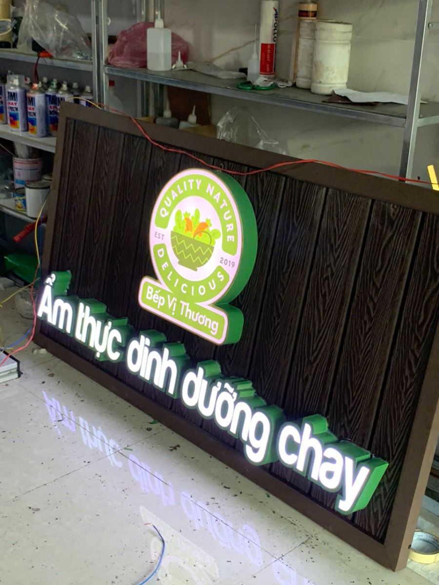 bảng hiệu lam nhựa giả gỗ 