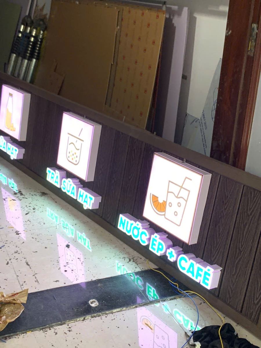 bảng hiệu lam nhựa giả gỗ 